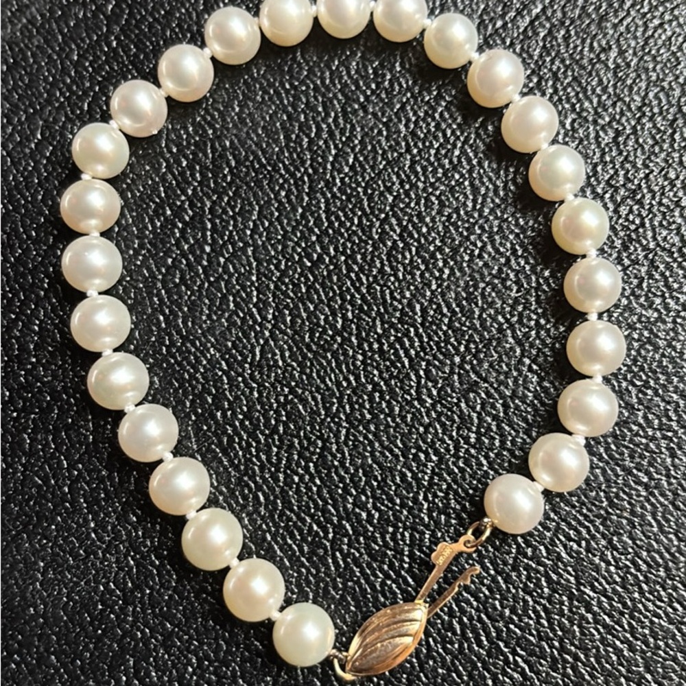 Vintage knotted Pearl Bracelet with 14k gold clasp